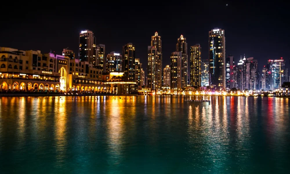 sparkling-dubai-skyscrapers-reflect-water-night